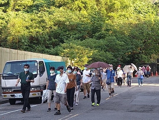 里民一同登山健行,鍛鍊體力。圖/里長李清水提供