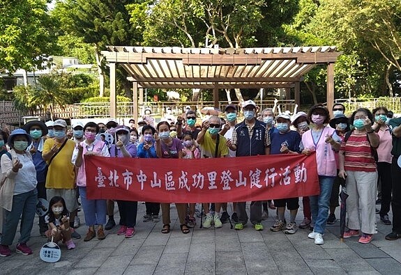 小朋友和長者一起加入健行,享受陽光。圖/里長李清水提供