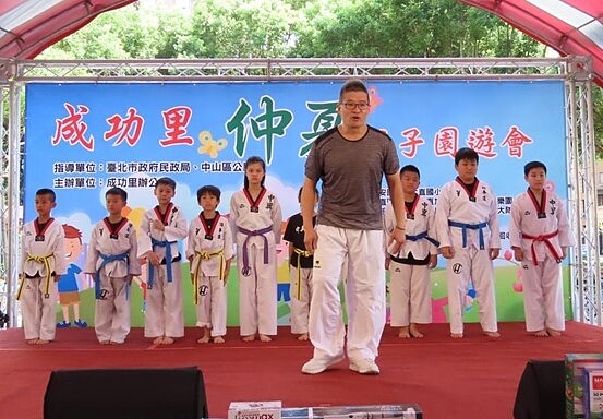 園遊會中,提供舞台讓跆拳道學生上台表演。圖/里長李清水提供