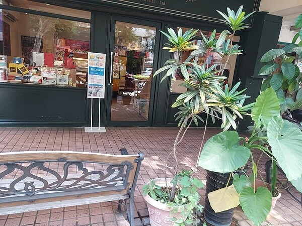 路邊的歐風家具特有的貴族店貌,錯落著綠意。圖/易小滿攝