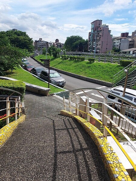 磺溪堤岸造就天母的特有風華,四季變化無窮。圖/易小滿攝