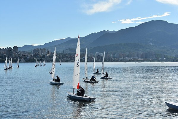 「八里水上運動中心」為國內第一座專為帆船運動量身打造的河岸碼頭。圖/新北市政府提供
