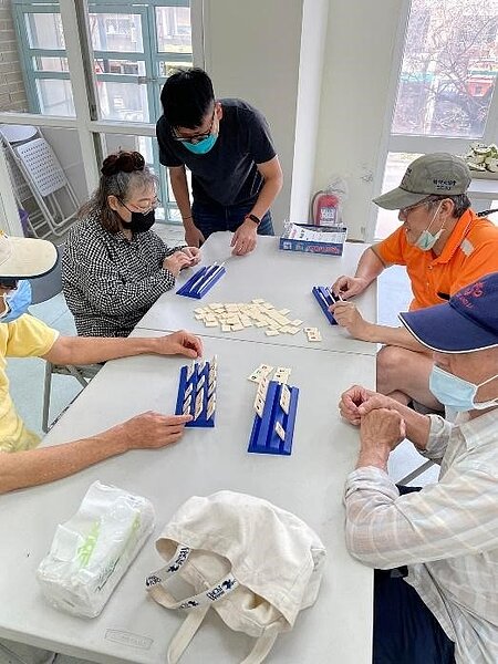 「拉密桌遊，大腦健走」的課程以桌遊的形式進行，讓銀髮族們體驗遊戲樂趣。圖／取自金龍里森呼吸臉書