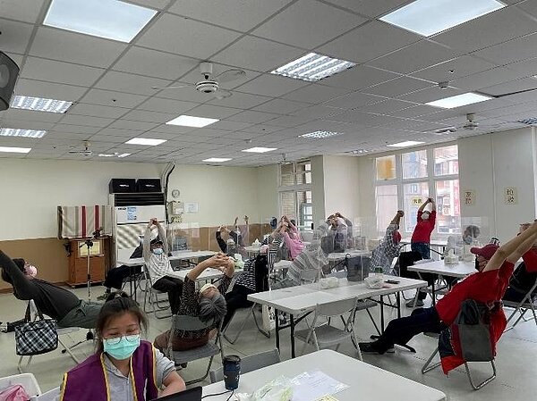 「手部拉筋，身體清新」課程帶領銀髮族們做簡單的拉筋動作活絡筋骨。圖／取自金龍里森呼吸臉書