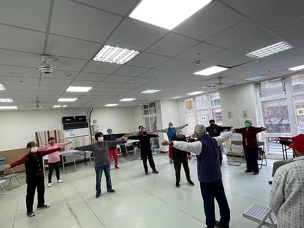 「反璞歸真，氣功養生」的課程以氣功喚醒里民的身體機能。圖／取自金龍里森呼吸臉書