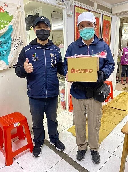 金龍里在母親節發放愛心公益箱給弱勢家庭。圖／取自金龍里森呼吸臉書