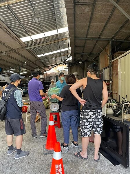 金龍里歲面年歡的發放專用垃圾袋活動。圖／取自金龍里森呼吸臉書