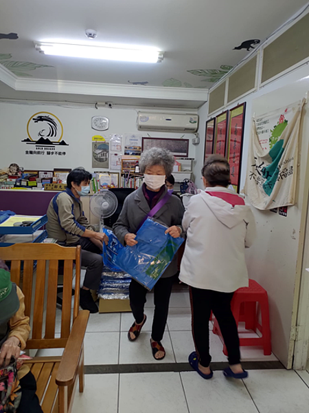 金龍里的幸福有里活動，讓里民的回收物變黃金，喚起大家環保意識，邀請大家一起做環保。圖／取自金龍里森呼吸臉書