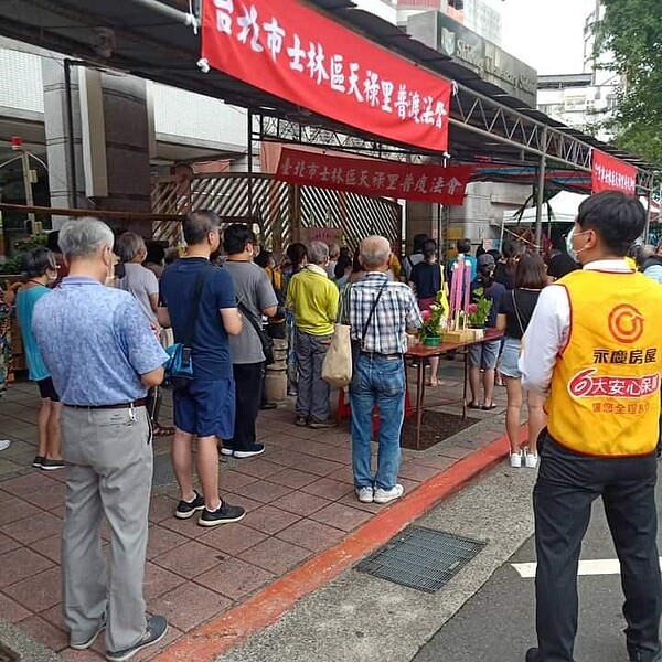 中元普渡祭拜好兄弟 ，永慶房屋和志工祈福。圖／里辦提供