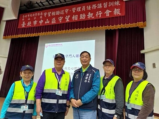 里內定期為守望相助隊隊員舉辦研習。圖/里長李清水提供