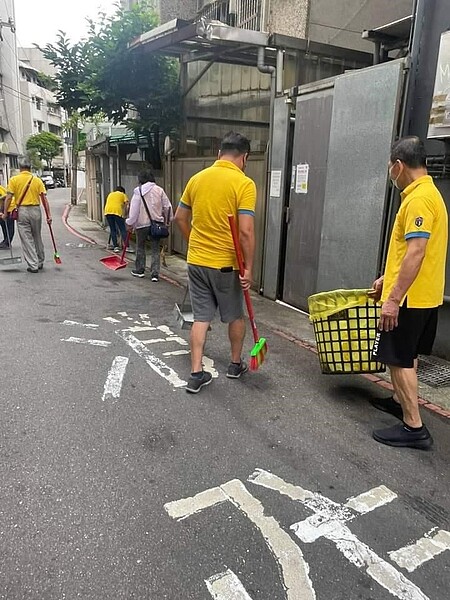 美化環境，各司其職，很快就將街道變乾淨。圖／里辦提供