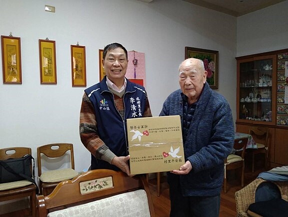 過年佳節李清水致贈壽麵,為102歲的人瑞爺爺送上祝福。圖/里長李清水提供