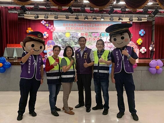 獲頒台北市政府的績優守望相助隊獎。圖/里長李清水提供