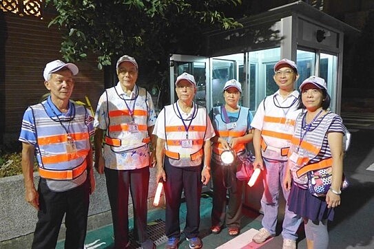 守望相助隊隊員夜間在里內巡守。圖/里長李清水提供
