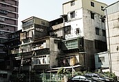 首購最愛老公寓低公設、便宜好入手？他「錯估一事」入住崩潰：懷念頂樓西曬套房