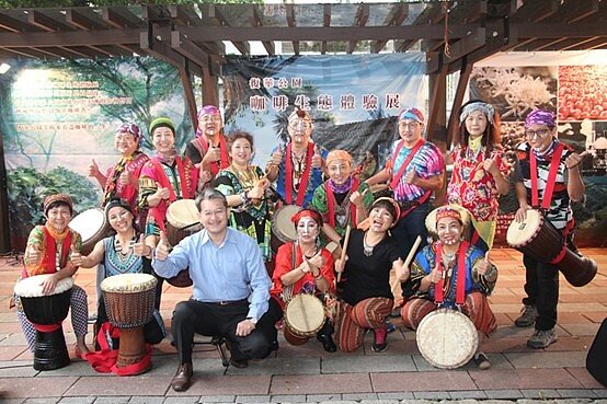 舉辦咖啡生態節,同時邀請社區大學的學員表演音樂性節目,增加藝文氣息。圖/黃展輝里長提供