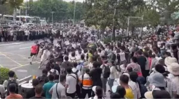 網傳河南三千儲戶到中國人民銀行鄭州中心支行抗議。圖／取自微博