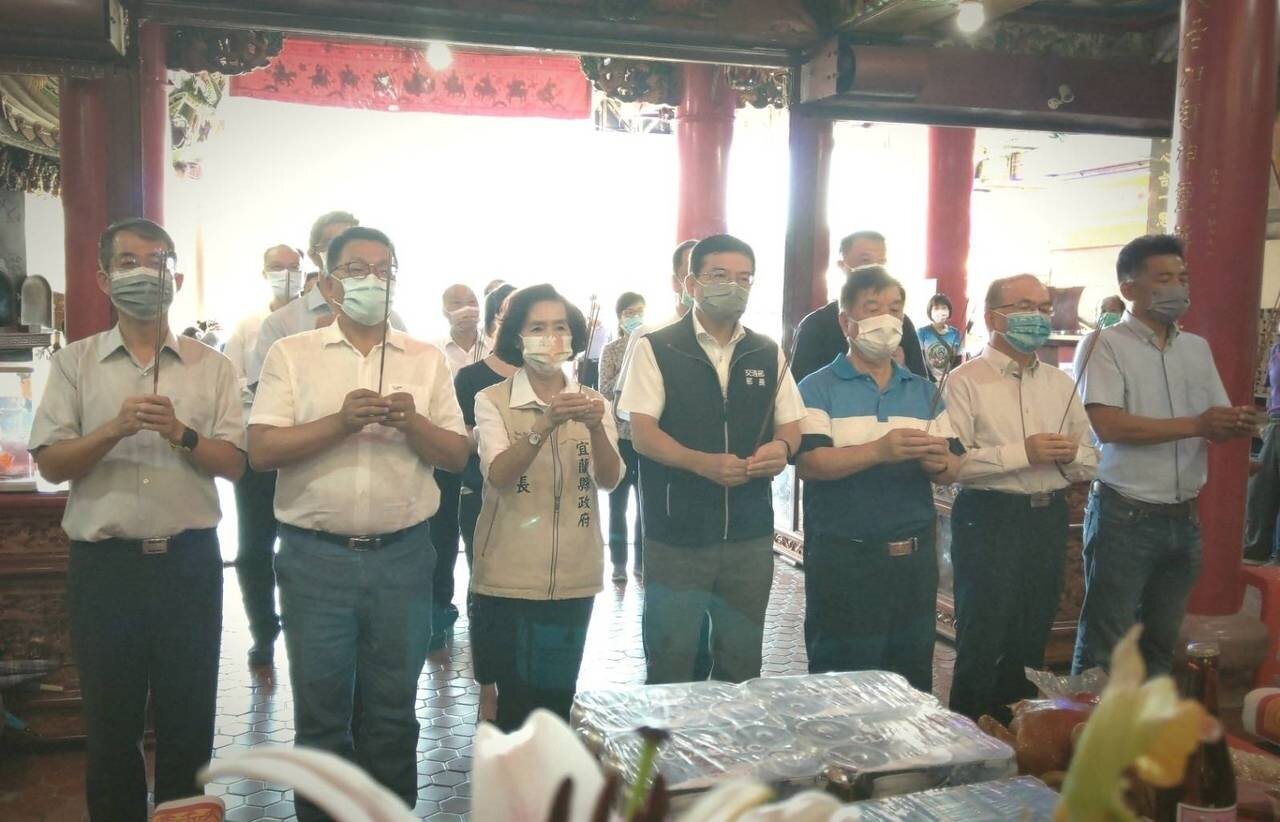 交通部長王國材、宜蘭縣長林姿妙與立委陳歐珀一起到南天宮向媽祖上香,祈求南方澳大橋重建安全順利。記者戴永華/攝影