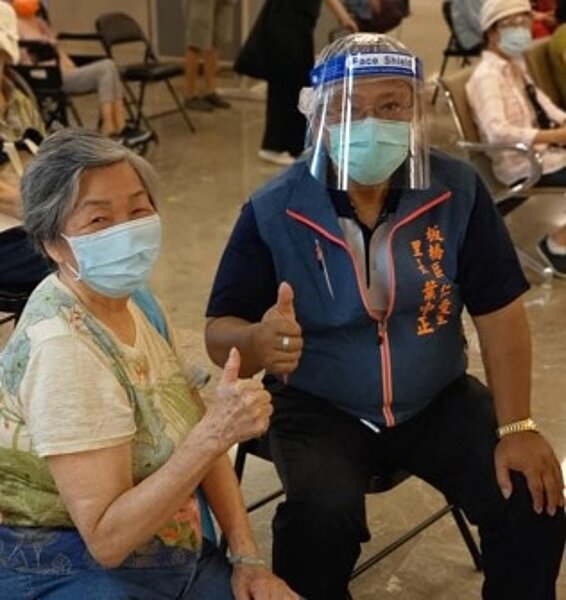 葉中正里長親自到醫院疫苗施打處，關心長者身體狀況。圖／截自葉中正服務團隊粉專
