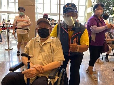 葉中正里長到亞東醫院協助里內長者疫苗施打。圖／截自葉中正服務團隊粉專