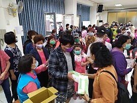 仁愛里節慶活動受到里民喜愛，滿滿人潮熱情參與。圖／截自葉中正服務團隊粉專