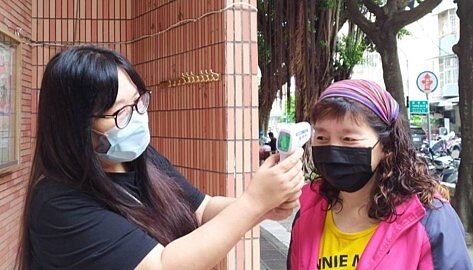 活動舉辦重視防疫，量體溫、消毒後入場。圖／截自葉中正服務團隊粉專