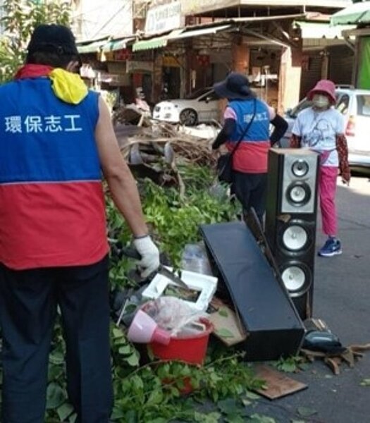 去年九月疫情趨緩後，全體環保義工一同出動大掃除。圖／截自葉中正服務團隊粉專