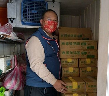 里長自掏腰包訂購湯圓，與里民同慶元宵。圖／截自葉中正服務團隊粉專