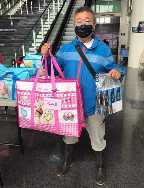 里長吳國全送關懷包，服務最樂。圖／易小滿攝



