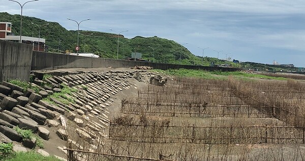 林口小南灣段防風定沙措施改善後。圖／新北市水利局提供