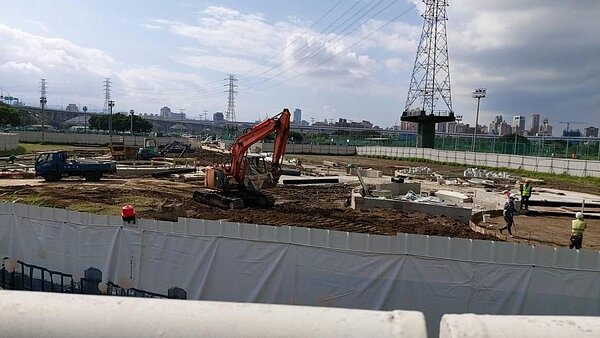 雙園河濱運動公園增建設施中。圖／截自臺北市萬華區華江里辦公處粉專