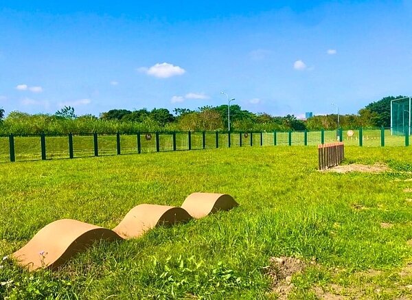 區域中設有適合寵物的設施，讓牠們玩得盡興、鍛鍊體能。圖／截自臺北市萬華區華江里辦公處粉專