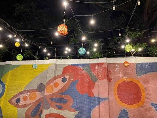 鼎興營區周邊除了牆壁美化工程，徐信洲還布置燈光，讓夜晚看起來更溫暖。圖／鄭曉雯攝