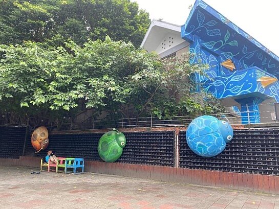 徐信洲將鼎興營區老舊外牆美化，展現活潑意象，並成為江寧里的標誌。圖／鄭曉雯攝