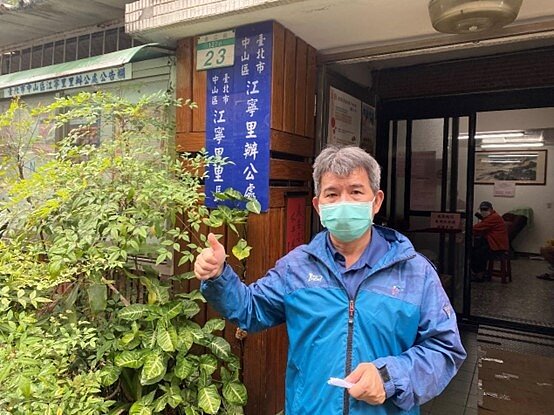 江寧里里長徐信洲平時喜歡與人相處交流，擔任里長後著重硬體更新與社區營造。圖／鄭曉雯攝