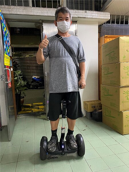 江寧里里長徐信洲平是以賽格威平衡車巡視里區安寧。圖／鄭曉雯攝