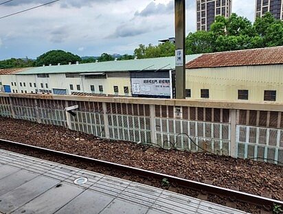 一出火車站就滿眼鐵皮屋。圖／易小滿攝