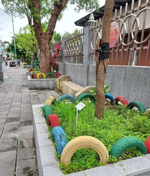 華僑實驗高中門面優雅。圖／易小滿攝

