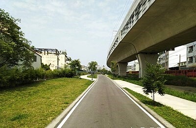 綠空廊道運動休閒空間成為違停熱點，中市府設導桿及阻隔設施防違停。圖／台中市政府提供