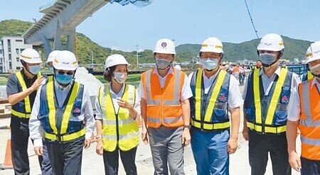 
王國材相當關心「南方澳跨港大橋重建工程」進度，強調用3個月的時間換取百年安全無虞的橋梁是值得的，盼儘早恢復地方交通。（吳佩蓉攝）
