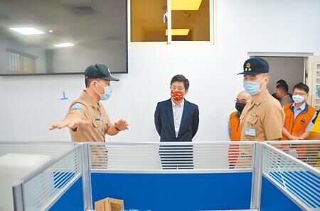 基隆推動市港再生標竿計畫，將東岸軍用碼頭遷往西岸，立委蔡適應11日前往視察。（陳彩玲攝）