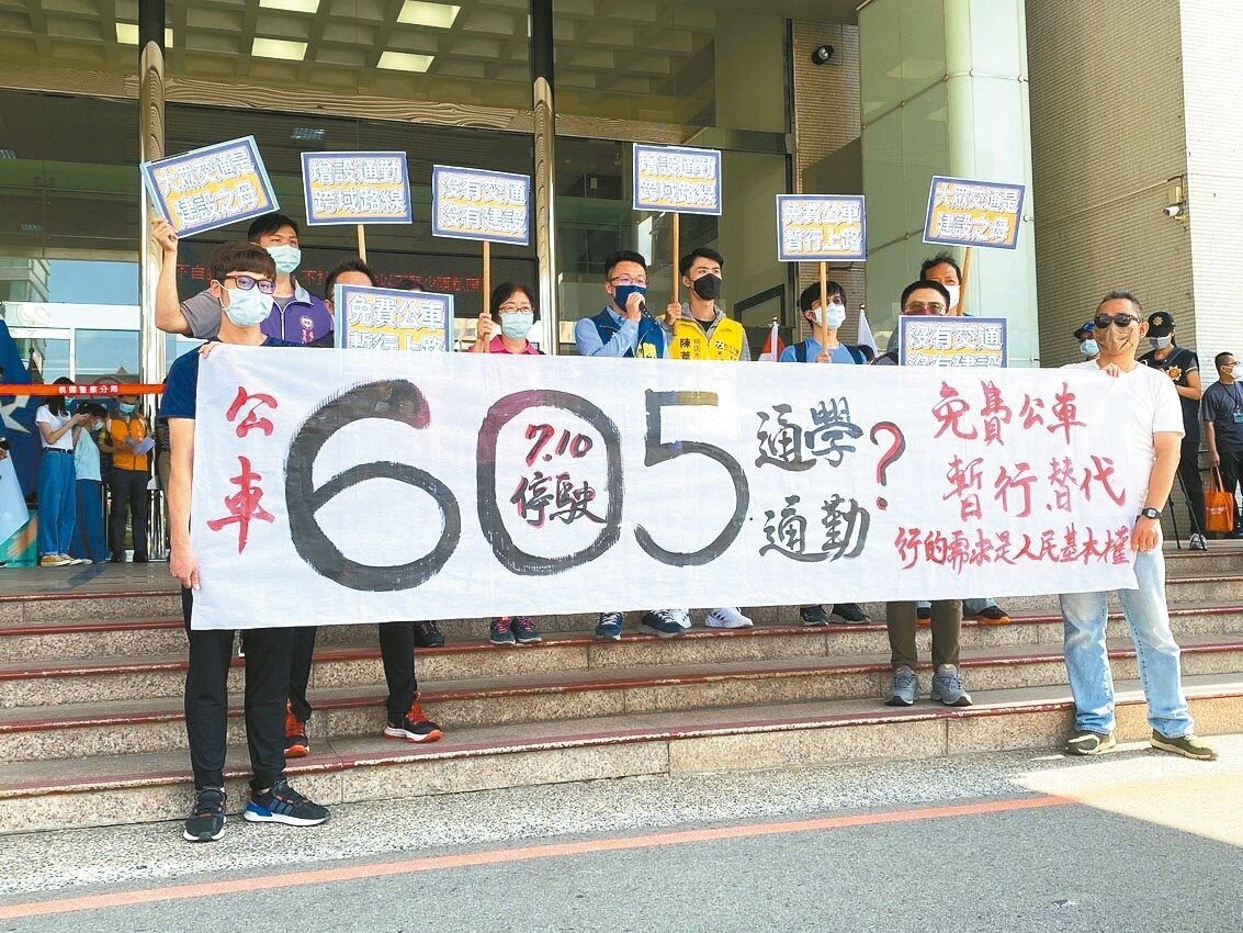 龜山605公車路線停駛,當地居民昨天到市府門口抗議。記者朱冠諭/攝影