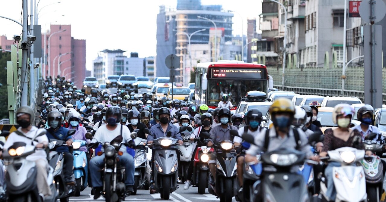 邁向淨零,交通運輸扮演減碳關鍵角色,但據國家溫室氣體排放清冊報告統計,受疫情衝擊,交通運輸部門的碳排量卻節節高升。記者侯永全/攝影