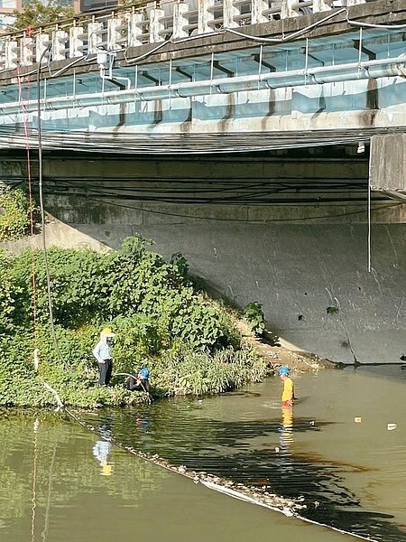後勁溪油汙染事件,高雄市環保局依水汙染防治法裁罰中油337萬元。圖/高雄市環保局提供