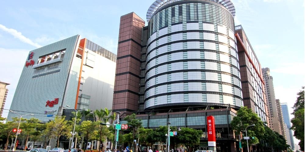 由於去年同期防疫三級警戒,百貨與超市反應兩樣情。圖/中時報系資料照片