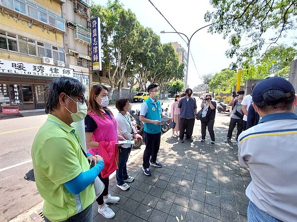 桃園市議員黃家齊11日邀集桃園市政府養護工程處等單位辦理現場會勘，針對推動「舊司法園區周邊人本環境多目標改善工程」、「向陽公園設施改善」進行討論。圖／黃家齊辦公室提供