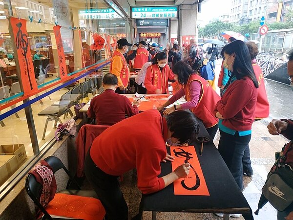 鄰里民眾參與新年春聯揮毫。圖/李淑珍提供