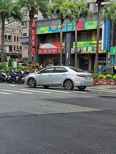 商圈外來上班族多，繁榮熱鬧。圖／易小滿攝