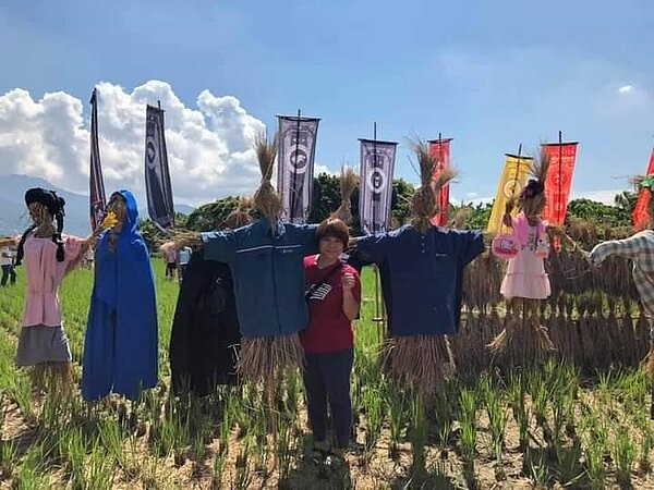 「鬧熱關渡節」體驗割稻的辛苦與農遊的樂趣。圖／里辦提供。