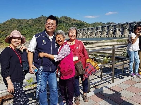 黃玉樹邀約鄉親走向戶外減齡。圖/里辦提供。
